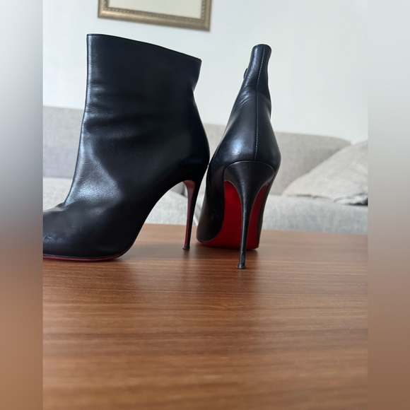 Christian Louboutin Black Leather Stiletto Pumps with Iconic Red Soles - Picture 2 of 7